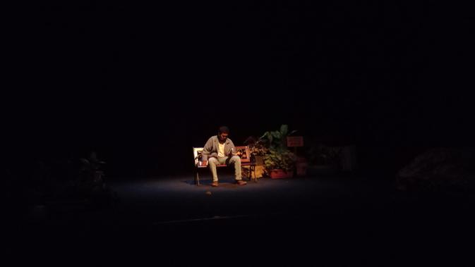 <p>Aktor Sanggar Sastra Hima PS-PBSI FKIP Universitas Batanghari (UNBARI) mementaskan naskah Petang di Taman karya Iwan Simatupang di Gedung Teater Arena Taman Budaya Jambi, Rabu (12/10/2022) malam. Selain untuk ajang kreatifitas, pementasan teater ini juga sebagai medium promosi kampus. (Liputan6.com/Gresi Plasmanto)</p>