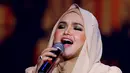 Ekpresi Siti Nurhaliza saat menyanyikan lagu dalam Konser Raya 21 Tahun Indosiar, Istora Senayan, Jakarta (11/1/2016). Siti meminta penonton untuk menyanyikan lagu Selamat Ulang Tahun untuk Indosiar. (Liputan6.com/Gempur M Surya)