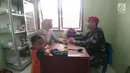 Seorang prajurit Kopassus berbincang saat memeriksa kondisi salah satu warga terdampak gempa yang mengguncang sejumlah wilayah Jawa Barat dan Banten di Desa Citalahap, Kabupaten Lebak, Bogor (23/1). (LIputan6.com/Pool/Kopassus)