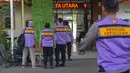 Di sisi lain, Pemerintah Provinsi (Pemprov) DKI Jakarta menyiapkan pembelajaran jarak jauh (PJJ) dan pemulihan psikologis bagi siswa SMAN 72 Jakarta pasca-insiden ledakan. Tampak dalam foto, tim dari psikologi kepolisian saat berada di area SMAN 72 Jakarta, Senin (10/11/2025). (merdeka.com/Arie Basuki)