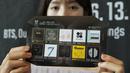 <p>"BTS memang superstar dunia, tetapi kami benar-benar tidak menyangka prangko ini akan terjual habis pada hari pertama penjualan online," ungkap pejabat Kantor Pos Korea Selatan seperti diberitakan AFP pada Senin (12/6/2023). (AP Photo/Ahn Young-joon)</p>