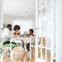 Ilustrasi keluarga, rumah, kegiatan asyik. (Photo by Jimmy Dean on Unsplash)