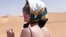 Ternyata potret Wika Salim di padang pasir dengan setelan backless ini menarik perhatian netizen. (FOTO: instagram.com/wikasalim)