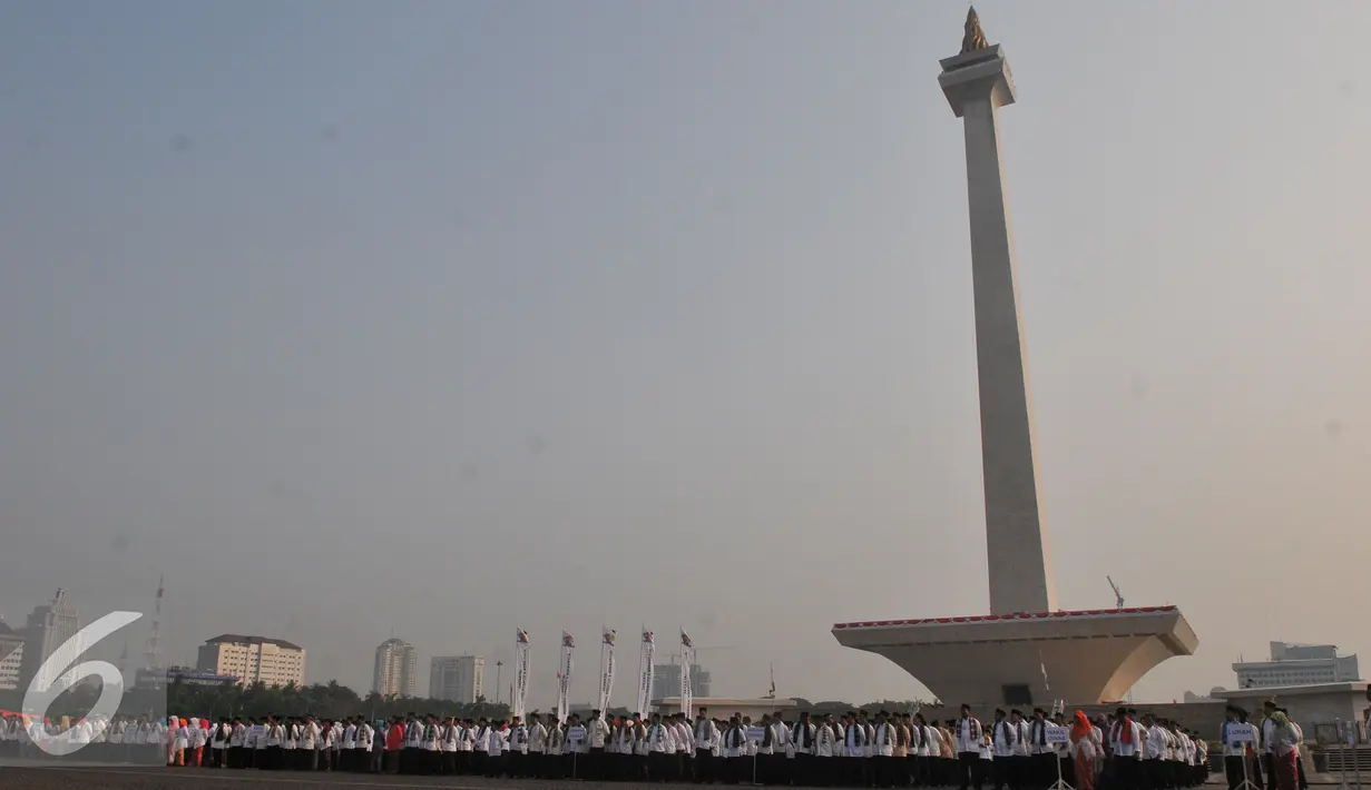 Pegawai Pemda DKI saat mengikuti upacara peringatan HUT Kota Jakarta ke-488 di Monas, Jakarta, Senin (22/6/2015). Ahok mengucapkan kekagumannya atas mulai berjalannya pelayanan PTSP. (Liputan6.com/Herman Zakharia)