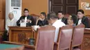 Terdakwa penyebaran berita bohong atau hoaks Ratna Sarumpaet (kiri) memperhatikan saksi yang dihadirkan dalam sidang lanjutan di PN Jakarta Selatan, Jakarta, Kamis (9/5/2019). Ratna membawa tiga saksi meringankan dalam sidang lanjutan kali ini. (Liputan6.com/Faizal Fanani)