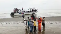 Basarnas Pekanbaru mengevakuasi ibu hamil dari kapal kandas di Panipahan, Kabupaten Rokan Hilir. (Liputan6.com/Istimewa)