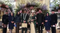 Anissa Trihapsari hadiri pernikaha putrinya, Danvy Sekartaji Indri Haryanti Rukmana [foto: instagram/robbyray_yohannesbridal]