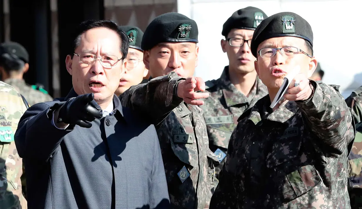 Menhan Korsel, Song Young-moo saat mengunjungi zona Demiliterisasi Panmunjom, Senin (27/11). Song Young-moo melakukan kunjungan ke Panmunjom untuk melihat langsung lokasi terjadinya insiden pembelotan pada 13 November lalu. (AP Photo/Lee Jin-man)