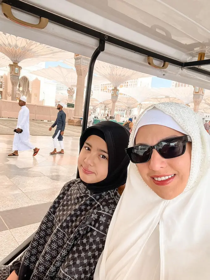 Nia Ramadhani umrah bareng keluarga (Instagram/ramadhaniabakrie)
