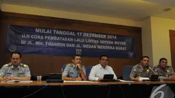 Pemda DKI bersama Dishub dan Polda Metro Jaya mengadakan konferensi pers terkait pelarangan sepeda motor melintas di beberapa kawasan di Jakarta, Selasa (2/12/2014). (Liputan6.com/Herman Zakharia)