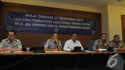 Pemda DKI bersama Dishub dan Polda Metro Jaya mengadakan konferensi pers terkait pelarangan sepeda motor melintas di beberapa kawasan di Jakarta, Selasa (2/12/2014). (Liputan6.com/Herman Zakharia)