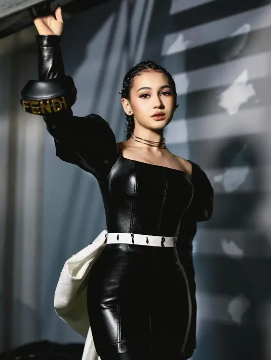 Penampilan Sandrinna Michelle saat menghadiri acara SCTV Awards 2022 ini pun tak lepas dari sorotan netizen. Dirinya tampil dengan busana berwarna hitam dan detail pita yang cukup besar. (Liputan6.com/IG/@sandrinna_11)