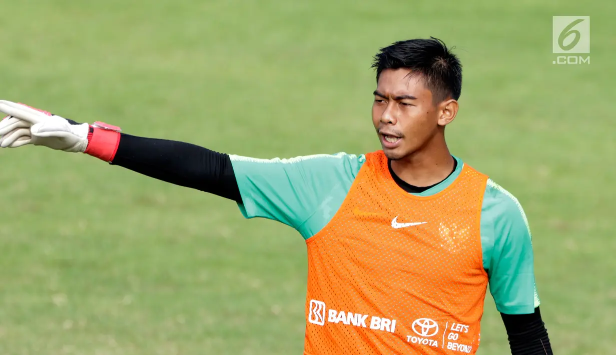 Kiper Timnas Indonesia U-22, Satria Tama saat latihan di Lapangan ABC, Senayan, Jakarta, Sabtu (12/1). Pada hari keenam pemusatan latihan, Indra Sjafri menggelar game internal untuk menyaring para pemainnya. (Bola.com/M Iqbal Ichsan)