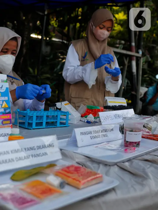 Petugas Balai Besar Pengawas Obat dan Makanan (BBPOM) DKI Jakarta menguji sampel takjil di kawasan Bendungan Hilir, Jakarta, Rabu (5/4/2023). (Liputan6.com/Angga Yuniar)