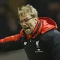 Pelatih Liverpool, Juergen Klopp, memberikan arahan kepada anak asuhnya saat melawan West Bromwich pada laga Liga Premier Inggris di Stadion Anfield, Inggris, Minggu (13/12/2015). (Reuters/Carl Recine)