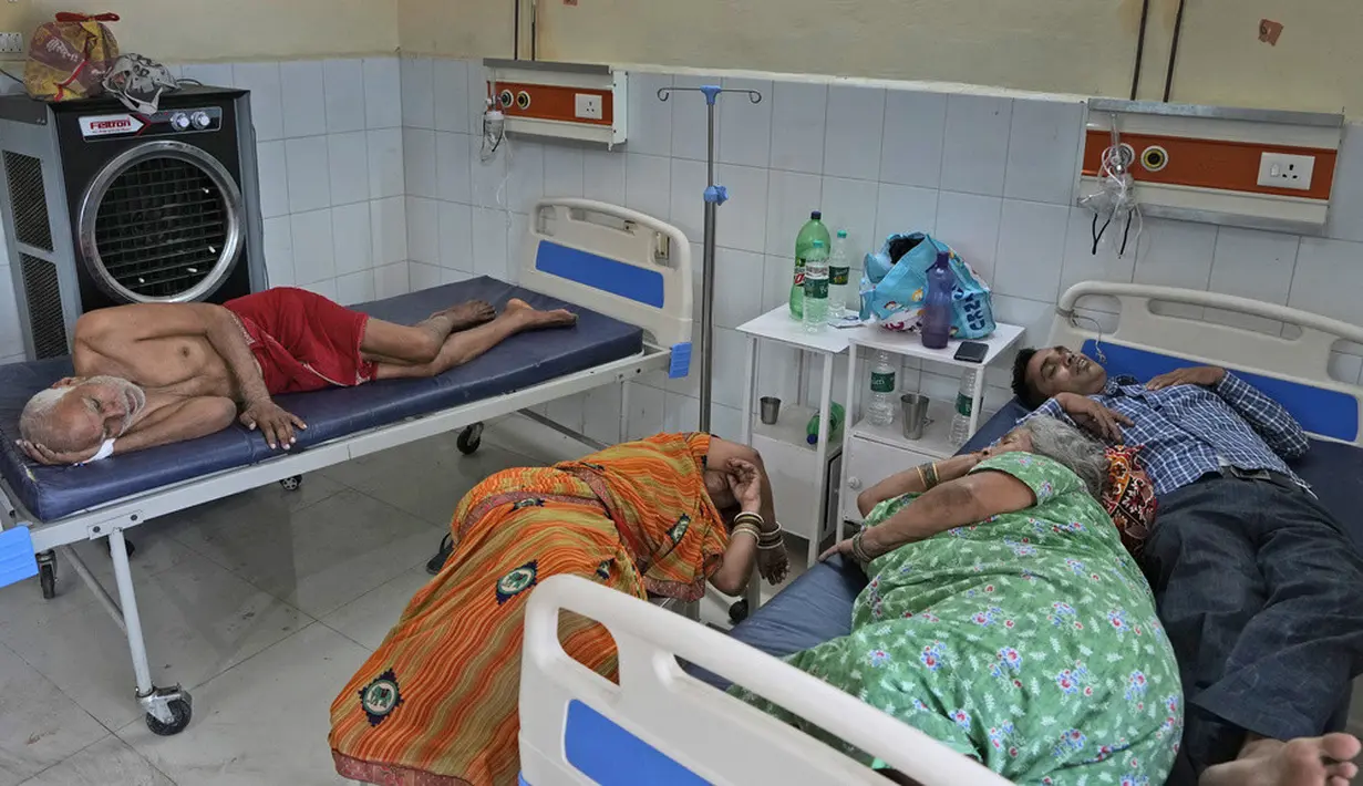 <p>Seorang petugas medis di Ballia, S. K Yadav, mengungkapkan bahwa dalam tiga hari terakhir, sekitar 300 pasien dirawat di rumah sakit karena berbagai penyakit yang diperparah oleh suhu panas ekstrem. Gentingnya situasi membuat pihak berwenang bahkan membatalkan cuti tenaga medis di Ballia dan menyediakan tempat tidur tambahan di bangsal darurat rumah sakit. (AP Photo/Rajesh Kumar Singh)</p>