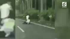 Tak mau diberhentikan, pengendara motor nekat menyeret polisi hingga beberapa meter.