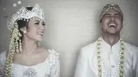 Bulan Madu ke Italia, Raisa Makan Pakai Kecap? 