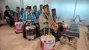 Secara keseluruhan pada penyelenggaraan haji musim 1447 Hijriah/2026 Masehi ini, Bandara Internasional Juanda, Jawa Timur akan melayani sebanyak 43.236 jemaah haji serta 464 petugas kloter. Tampak dalam foto, jemaah haji Indonesia menunggu waktu keberangkatan untuk melaksanakan ibadah haji tahunan, di Bandara Internasional Juanda, Sidoarjo, Jawa Timur, Rabu 22 April 2026. (JUNI KRISWANTO/AFP)