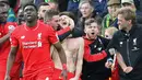 Pemain Liverpool, Adam Lallana (tengah), merayakan gol penentu yang dicetaknya di menit ke-90+2 ke gawang Norwich City dalam laga Liga Inggris di Stadion Carrow Road, Norwich, Sabtu (23/1/2016). Liverpool menang 5-4. (AFP/Lindsey Parnaby)