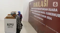 Warga melakukan simulasi pencoblosan surat suara Pemilihan Gubernur DKI Jakarta pada Pemilihan Kepala Daerah (Pilkada) Serentak 2024 di Gelanggang Remaja Johar Baru, Jakarta, Kamis (24/10/2024). (Liputan6.com/Herman Zakharia)