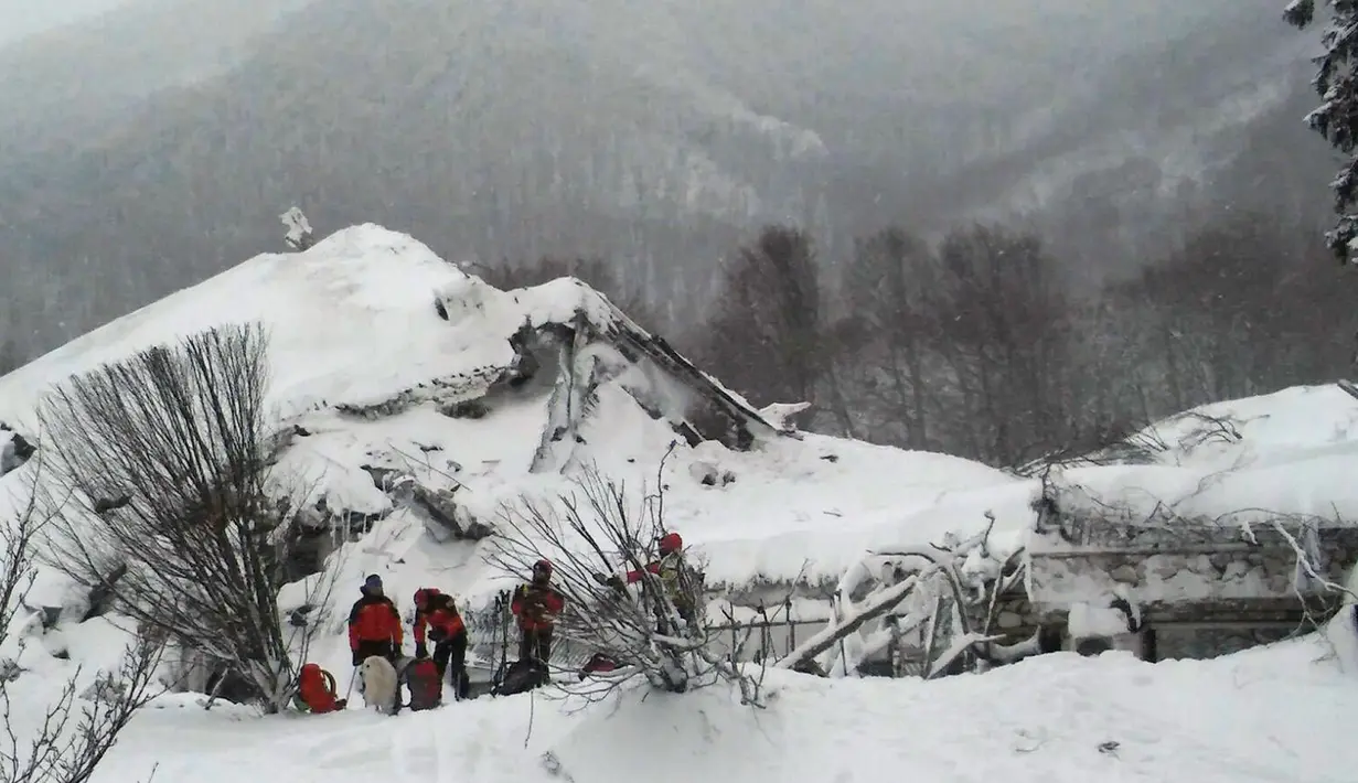 Petugas penyelamat saat berada di Rigopiano setelah diterjang longsor salju, Farindola, Italia (19/1). Hotel bintang empat tersebut terkubur longsor salju, menyebabkan sekitar 30 orang hilang. (AFP Photo/vigili del Fuoco/Handout)