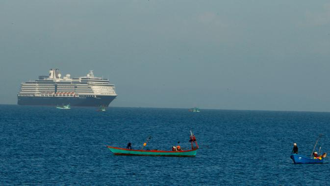 Kapal pesiar MS Westerdam terlihat dari pelabuhan Sihanoukville, Kamboja, Kamis (13/2/2020). Kapal pesiar yang mengangkut 2.200 penumpang beserta kru tersebut sebelumnya ditolak oleh Thailand, Jepang, Taiwan, Filipina, dan Guam karena khawatir adanya virus corona. (AP Photo/Heng Sinith)