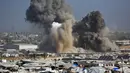 Menurut otoritas setempat, sedikitnya 32 warga Palestina tewas akibat gelombang serangan udara Israel yang menghantam sejumlah wilayah di Jalur Gaza pada Sabtu (31/1/29026). Tampak dalam foto, asap mengepul dari tempat penampungan Gath, yang menampung pengungsi Palestina, setelah serangan udara Israel di sebelah barat Khan Yunis, Jalur Gaza selatan pada 31 Januari 2026. (Bashar Taleb/AFP)