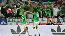 Tertinggal 0-1, Irlandia Utara berusaha bangkit dan berhasil menyamakan kedudukan di menit ke-34 lewat skema sepak pojok yang langsung dimanfaatkan oleh Isaac Price. (INA FASSBENDER/AFP)