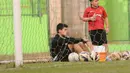 Dua anak Cristian Gonzales, Michael Gonzales (kiri) dan Fernando Gonzales, memperhatikan ayahnya berlatih bersama tim Arema Cronus di Stadion Gajayana, Malang, Jumat (30/10/2015). (Bola.com/Kevin Setiawan)