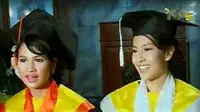 Dian Sastro dan Andien Diwisuda