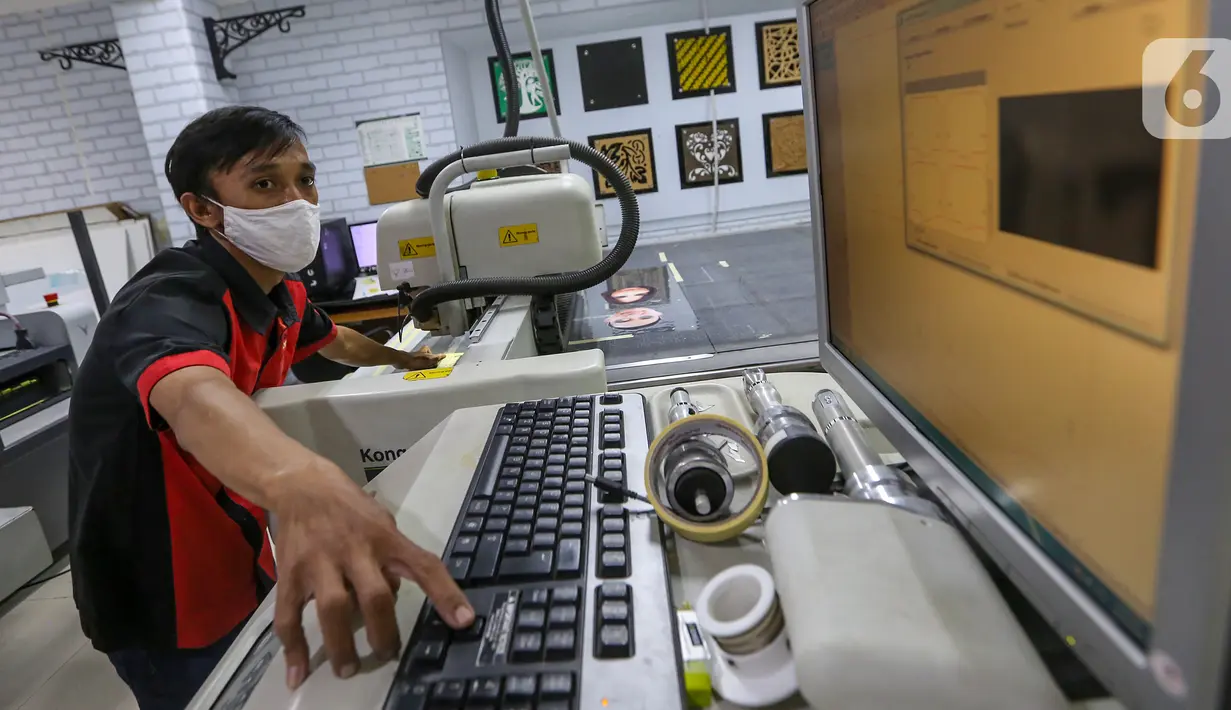 Karyawan mengoperasikan komputer saat proses cetak pelindung wajah atau face shield karakter di percetakan Bintang Sempurna, Benhil, Jakarta, Selasa (23/6/2020). Ide pembuatan face shield karakter berawal agar pasien mengetahui wajah tenaga medis saat berkomunikasi. (Liputan6.com/Fery Pradolo)