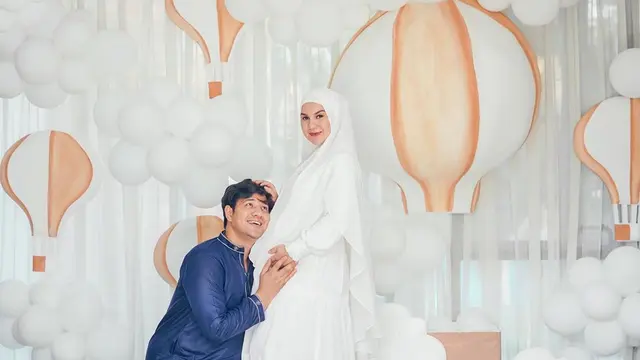 6 Momen Acara 7 Bulanan Irish Bella, Penuh Khidmat