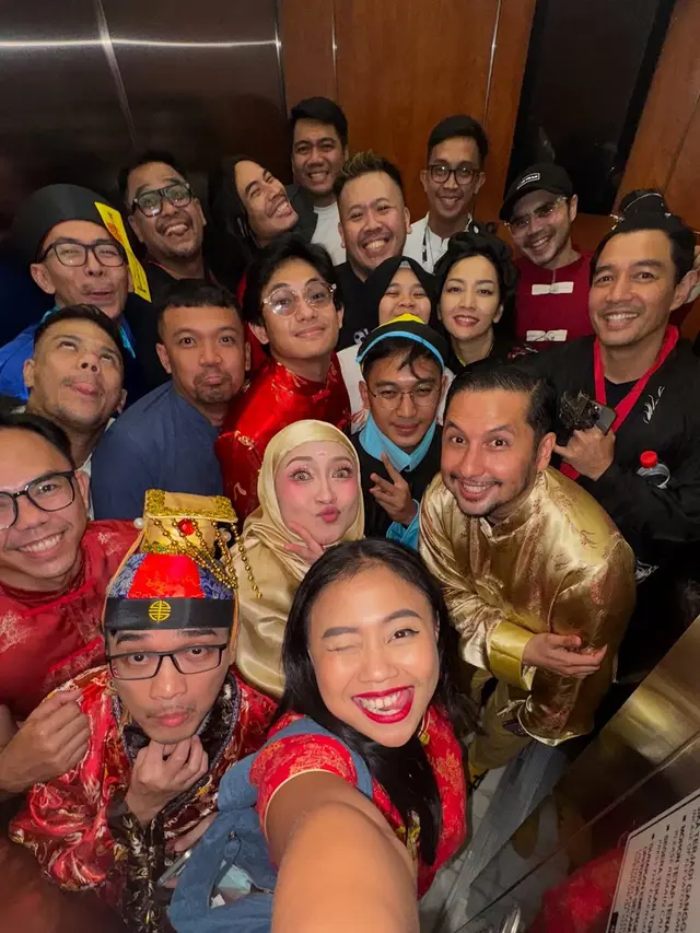 Gaya Unik Hesti Purwadinata dan Suami Saat Bukber dengan Kostum Tradisional China