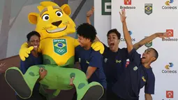 Beberapa pria ketika mengendong maskot timnas Brasil yaitu Ginga. Maskot ini diperkenalkan panitia lokal untuk olimpiade 2016, di Parque Aquatico Maria Lenk, Rio de Janeiro, Brasil, Selasa (23/6/2015). (REUTERS/Sergio Moraes)