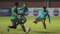 Pemain Timnas Indonesia, Septian David, berusaha melewati Bagas Adi saat latihan di Stadion Maguwoharjo, Sleman, Senin (12/6/2017). Latihan ini persiapan terakhir jelang menghadapi Puerto Rico. (Bola.com/Vitalis Yogi Trisna)