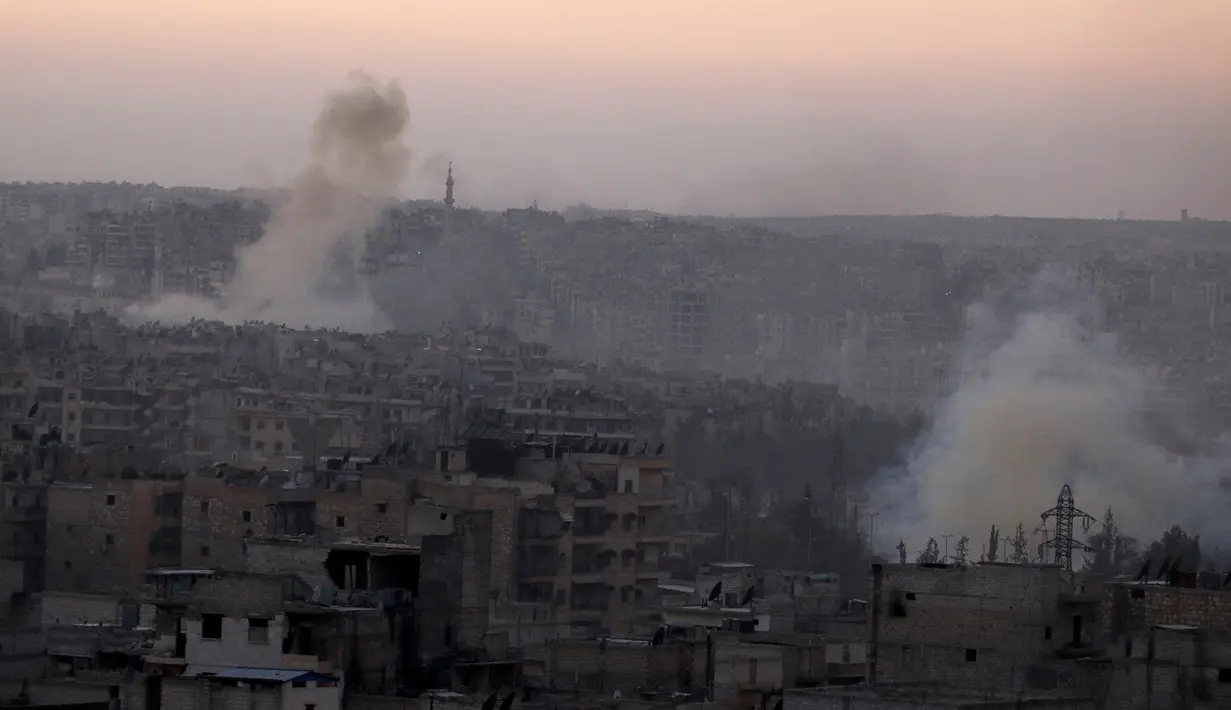 Asap terlihar akibat dari pertempuran di kawasan Bustan al-Basha, Aleppo, Suraih, (5/10). (REUTERS/Abdalrhman Ismail)