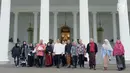 Presiden Joko Widodo berfoto bersama dengan komunitas dan para pelaku usaha busana muslim usai mennggelar pertemuan di Istana Bogor, Jawa Barat, Kamis (26/4). (Liputan6.com/Pool/Biro Pers Setpres)