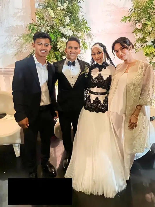 <p>Pasangan yang baru saja menikah Pratama Arhan dan Azizah Salsha terlihat turut menghadiri pernikahan dari Adiba Khanza dan Egy Maulana Vikri. [Foto: Instagram/allaboutarhan]</p>