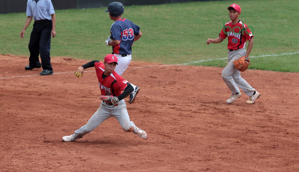 Pemain Singapura memberikan umpan kepada rekannya saat melawan Taiwan pada laga Asian Softball Championship di Senayan, Jakarta,Selasa (24/4/2018). Singapura menang 12-4. (Bola.com/Nick Hanoatubun)