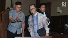 Mantan Kepala BPPN, Syafruddin Arsyad Temenggung (tengah) usai menjalani sidang pembacaan dakwaan di Pengadilan Tipikor Jakarta, Senin (14/5). Syafruddin merupakan tersangka kasus penerbitan SKL dalam BLBI kepada BDNI. (Liputan6.com/Helmi Fithriansyah)