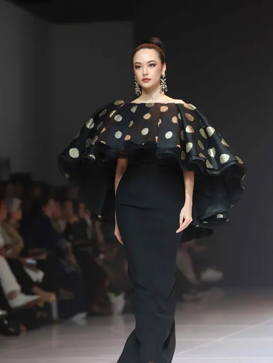 Para model memeragakan busana fesyen The Rizkianto pada panggung gelaran mode Jakarta Fashion Week (JFW) 2026 di City Hall, Pondok Indah Mall 3, Jakarta, Rabu (29/10/2025). (Kapanlagi.com/Budy Santoso)
