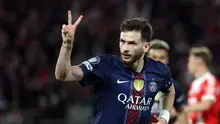 Bintang PSG, Khvicha Kvaratskhelia, memberikan instruksi saat menghadapi Bayern Munchen pada semifinal leg 1 Liga Champions 2025/2026, Rabu (29/4/2026) dini hari WIB. (ALAIN JOCARD / AFP)