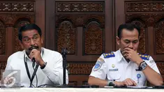 Direktur Umum Lion Air Edward Sirait (kiri) bersama Ka Biro Komunikasi dan Informasi Publik Kemenhub, Hemi Pamuraharjo bersiap memberi keterangan usai melakukan pertemuan tertutup di Kemenhub, Jakarta, Selasa (2/8). (Liputan6.com/Helmi Fithriansyah)
