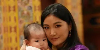 Gaya Modis Ratu Bhutan Jetsun Pema. [@queenjetsunpema]