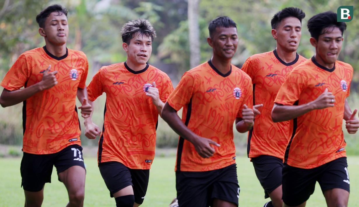 Pemain baru Persija Jakarta, Ryo Matsumura, saat mengikuti sesi latihan di Nirwana Park, Sawangan, Depok, Rabu (31/5/2023). Pemain asal Jepang itu didatangkan Macan Kemayoran dari Persis Solo dan diikat dengan kontrak berdurasi tiga musim. (Bola.com/M Iqbal Ichsan)