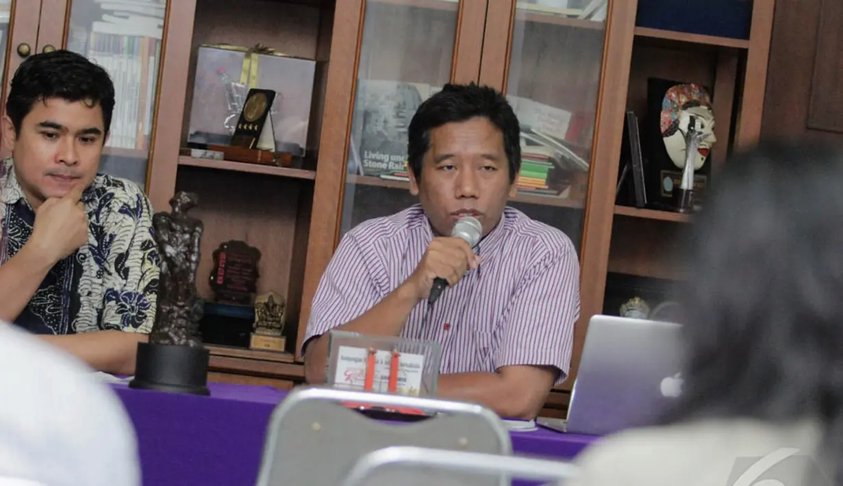 Ketua Umum AJI, Suwarjono (kanan), saat konferensi pers di kantor AJI, Jakarta, Selasa (23/12/2014). (Liputan6.com/Faizal Fanani)
