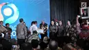 Gubernur Jawa Tengah Ganjar Pranowo (tengah) menerima penghargaan dari Menteri Ketenagakerjaan Hanif Dhakiri dalam Indeks Pembangunan Ketenagakerjaan (INTEGRA) 2018 di Kantor Kemnaker, Jakarta, Senin (19/11). (Merdeka.com/Iqbal Nugroho)