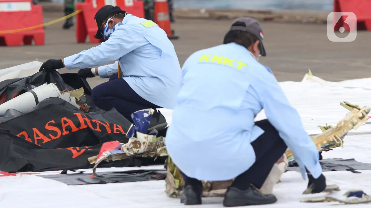 FOTO: KNKT Periksa Serpihan Pesawat Sriwijaya Air SJ 182
