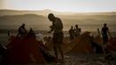 Para peserta bersiap kembali berjalan saat mengikuti lomba marathon sejauh 250 kilometer di Gurun Ica, Kamis (30/11/2017). Marathon yang terbagi dalam enam tahapan ini diprediksi akan berakhir pada 4 Desember. (AFP/Jean-Philippe Ksiazek)